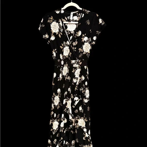 American Rag Black and white floral V-neck long dress with short sleeves
